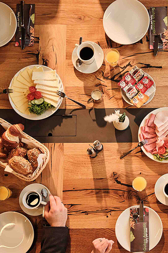 Frühstück am Bonner Bogen mit Käse Wurst und frischen Merzenich Brötchen