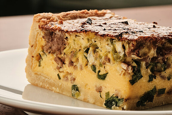 Leckere Quiche mit Lauch, Hackfleisch und Käse 