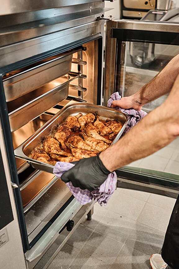 Catering Service vom Greenbite mit leckeren Hähnchenschenkeln frisch aus dem Ofen