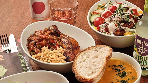 Leckeres Mittagessen im GreenBite Suppe Salate und Hähnchenkeule mit Couscous